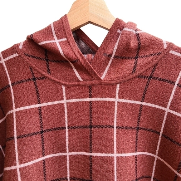 Tahari Knit Check Capelet Poncho Sweater,   One Size - Picture 3 of 10